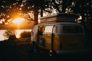 duurzaam reizen met een campertje aan het water bij zonsopkomst